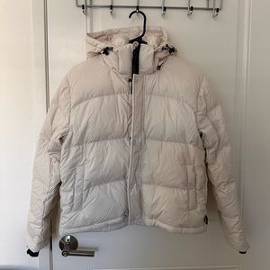 Aritzia Super Puff Shorty in Matte Pearl XS